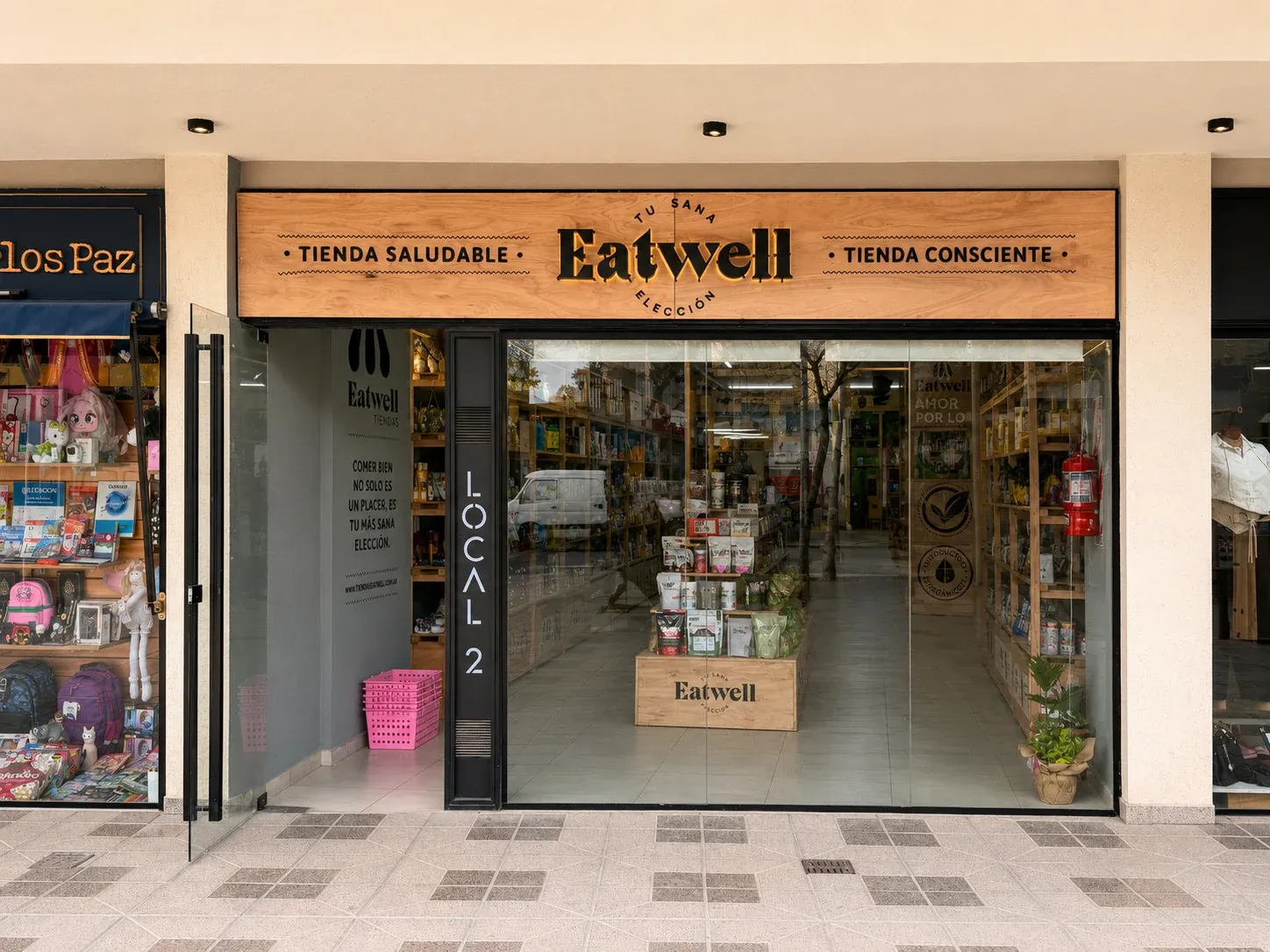 Fachada de la nueva Tienda Eatwell de Carlos Paz, con su vidriera y góndolas