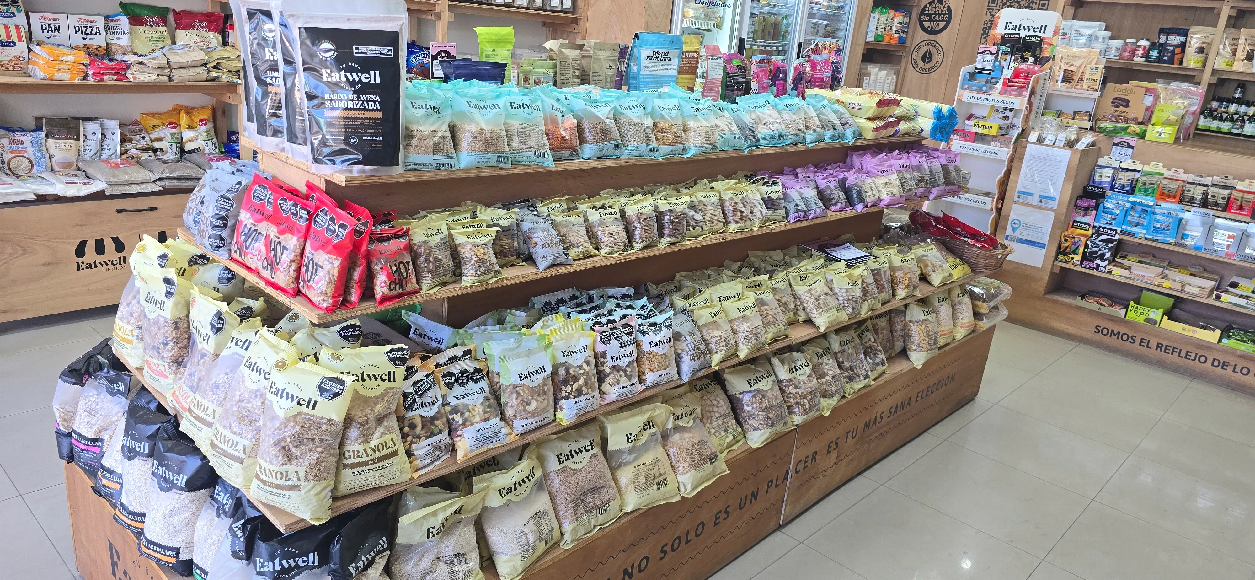 Góndola de la Tienda Eatwell de Catamarca con granolas, semillas y mixes de frutos secos.