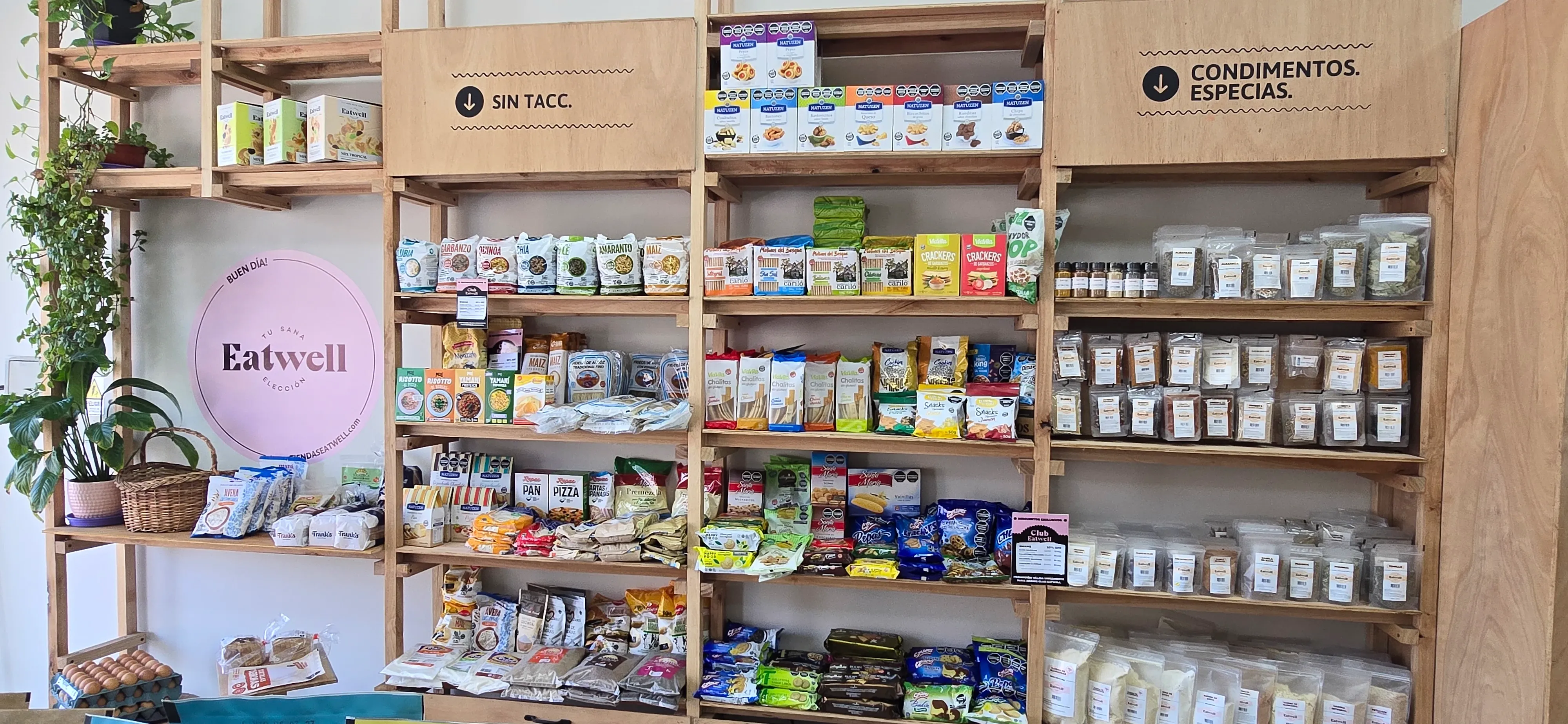 Estantes de la Tienda Eatwell de Catamarca con productos sin TACC, condimentos y especias.