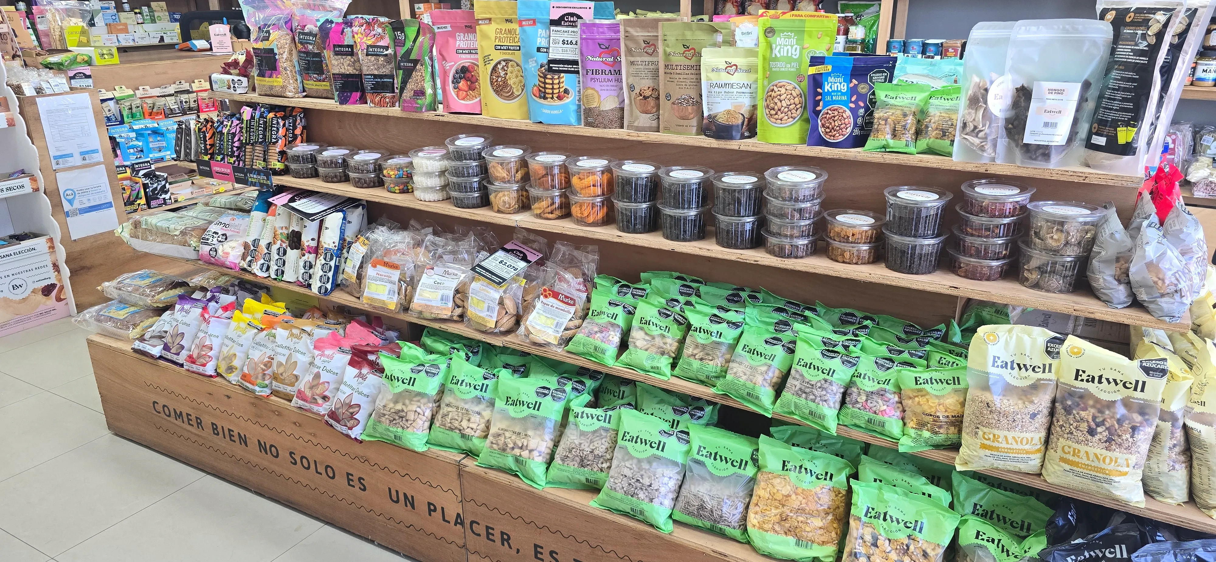 Góndola de la Tienda Eatwell de Catamarca con snacks, granolas y productos envasados.