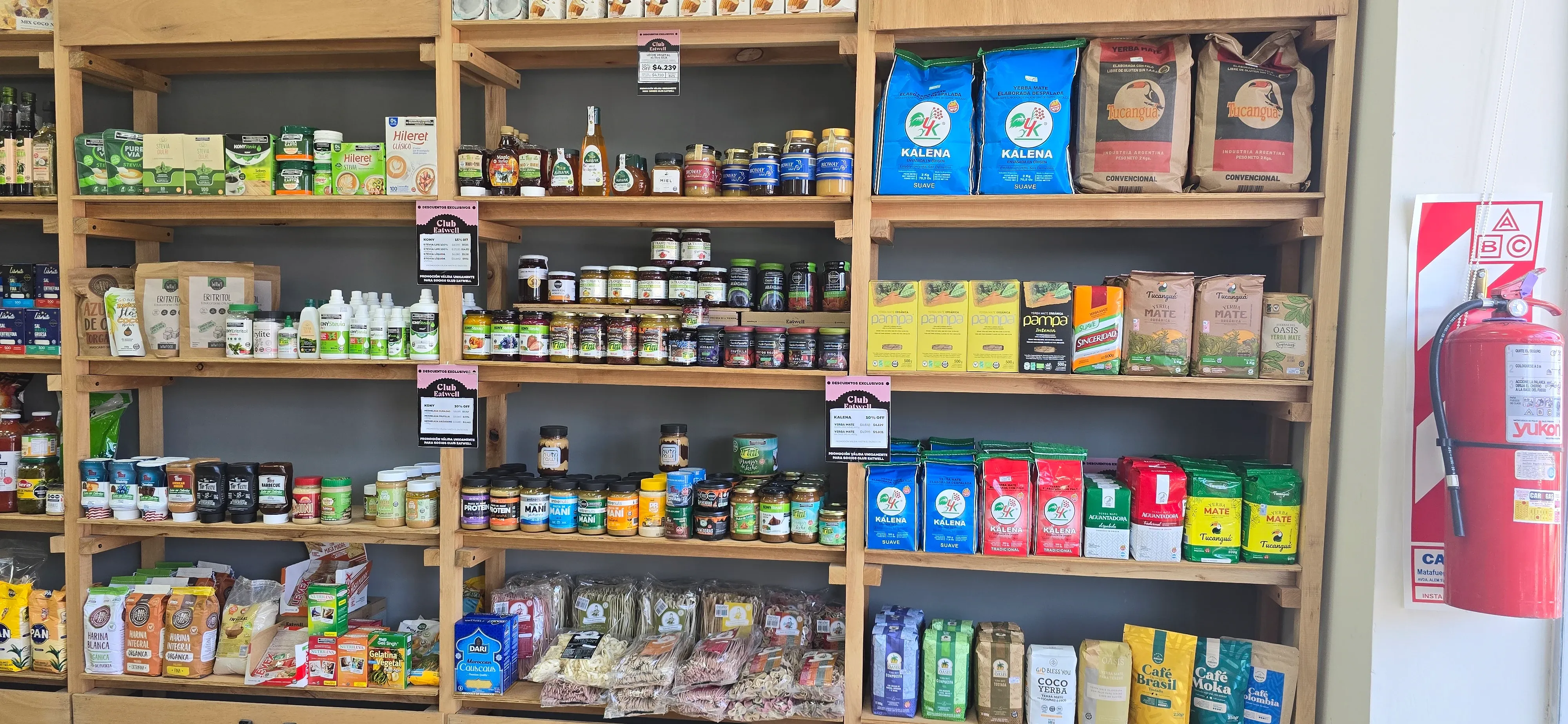Estantes de la Tienda Eatwell de Catamarca con yerbas, miel, pastas y productos de almacén.