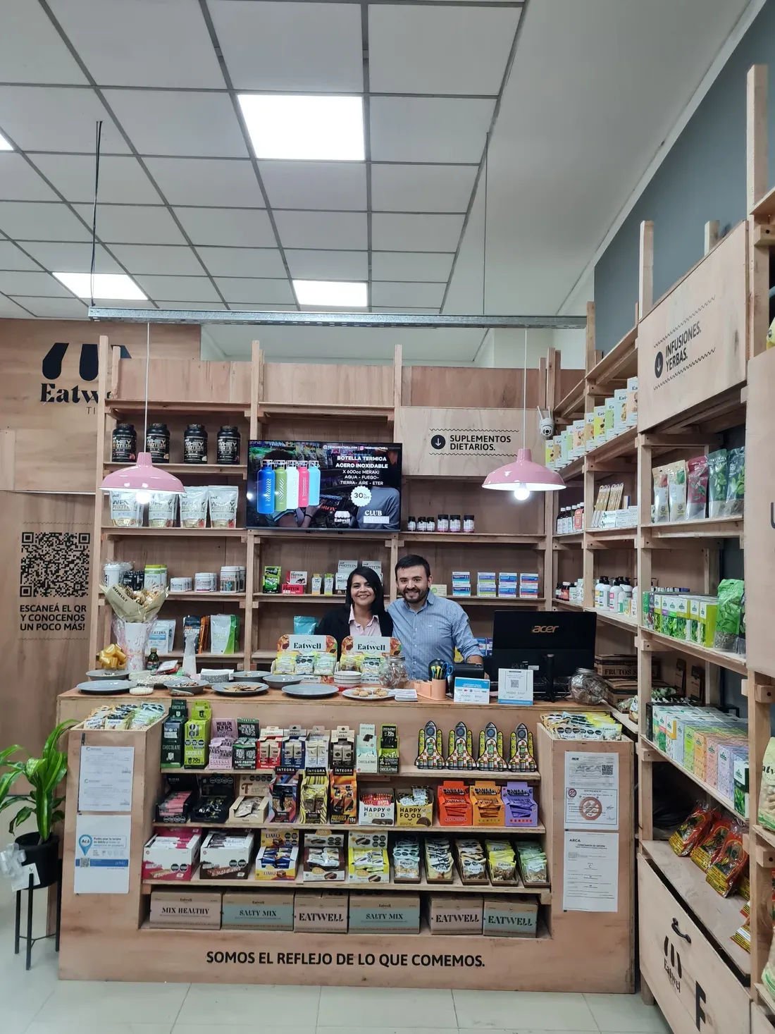 Los franquiciados de la Tienda Eatwell Catamarca detrás del mostrador, con la góndola llena