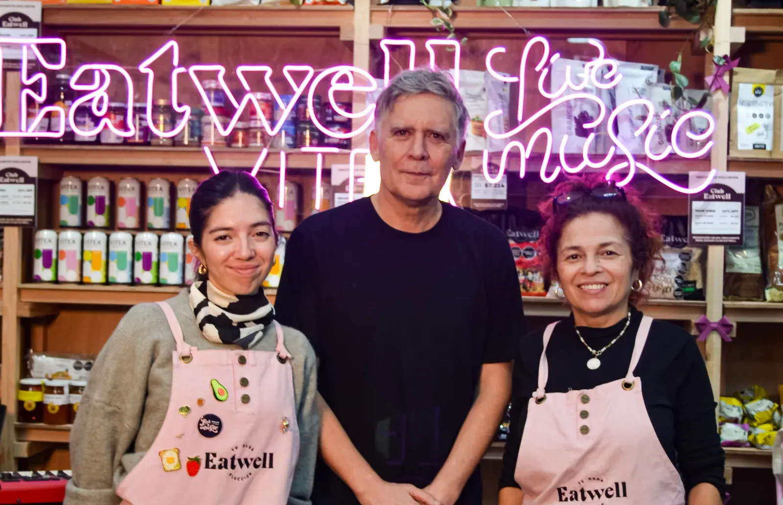 Rodrigo Manigot junto a las franquiciadas de Tiendas Eatwell Paseo Rivera Indarte