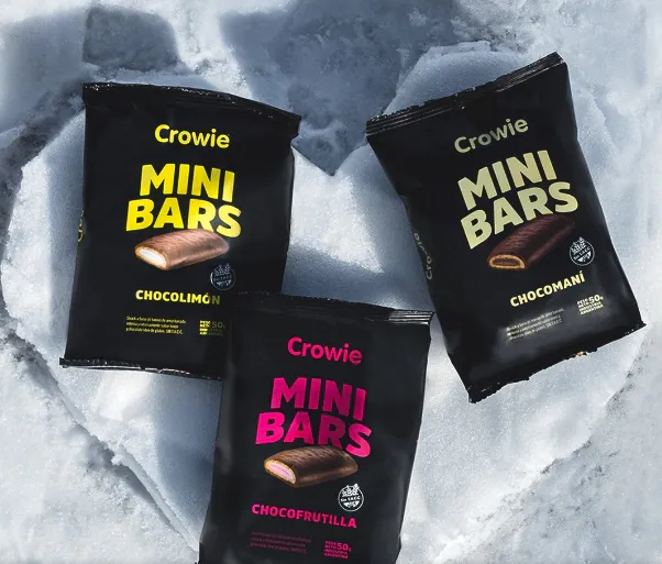 Mini Bars Crowie de los tres sabores, Chocolimón, Chocofrutilla y Chocomaní, sobre la mesa
