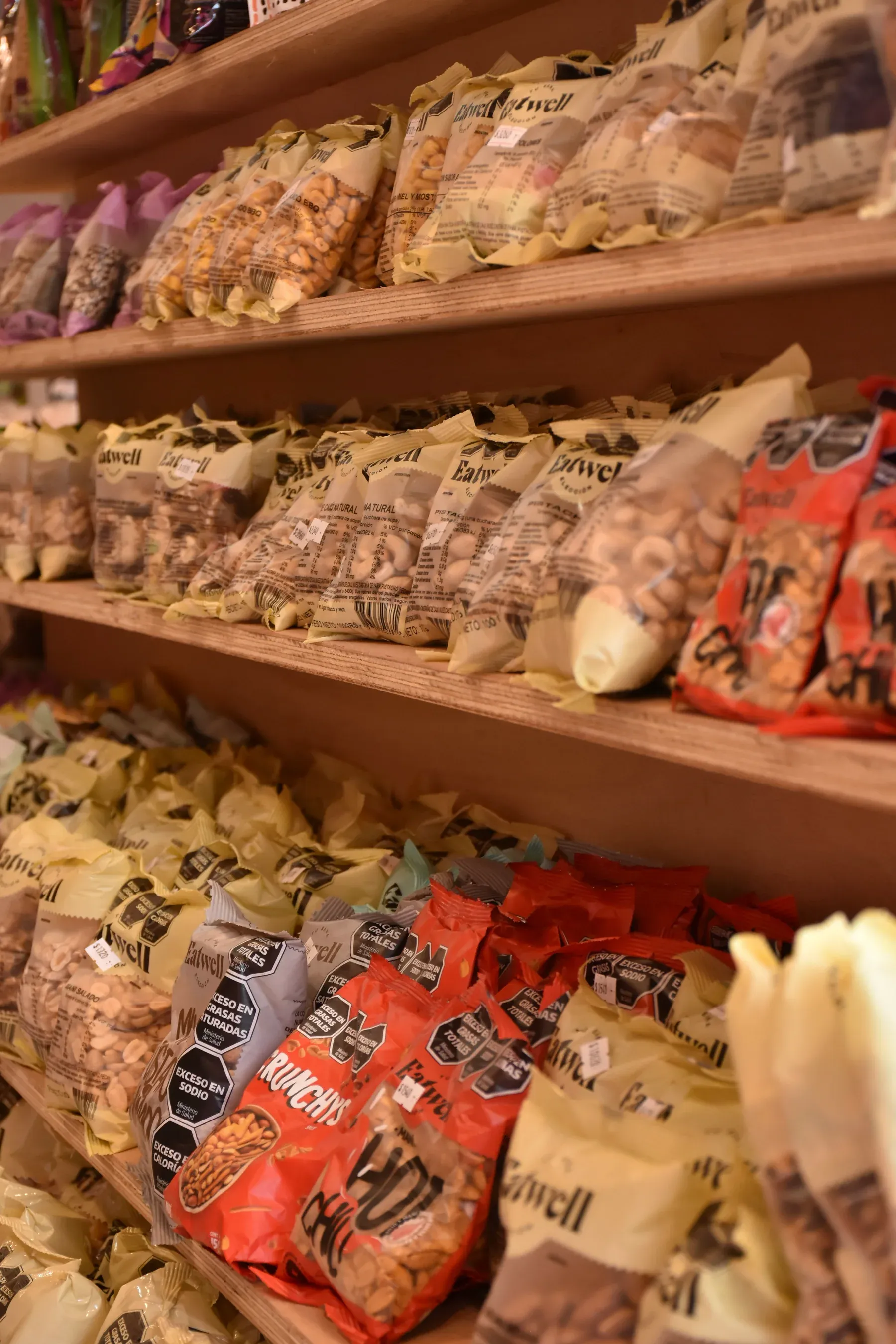 Paquetes de productos Eatwell exhibidos en las góndolas de una tienda