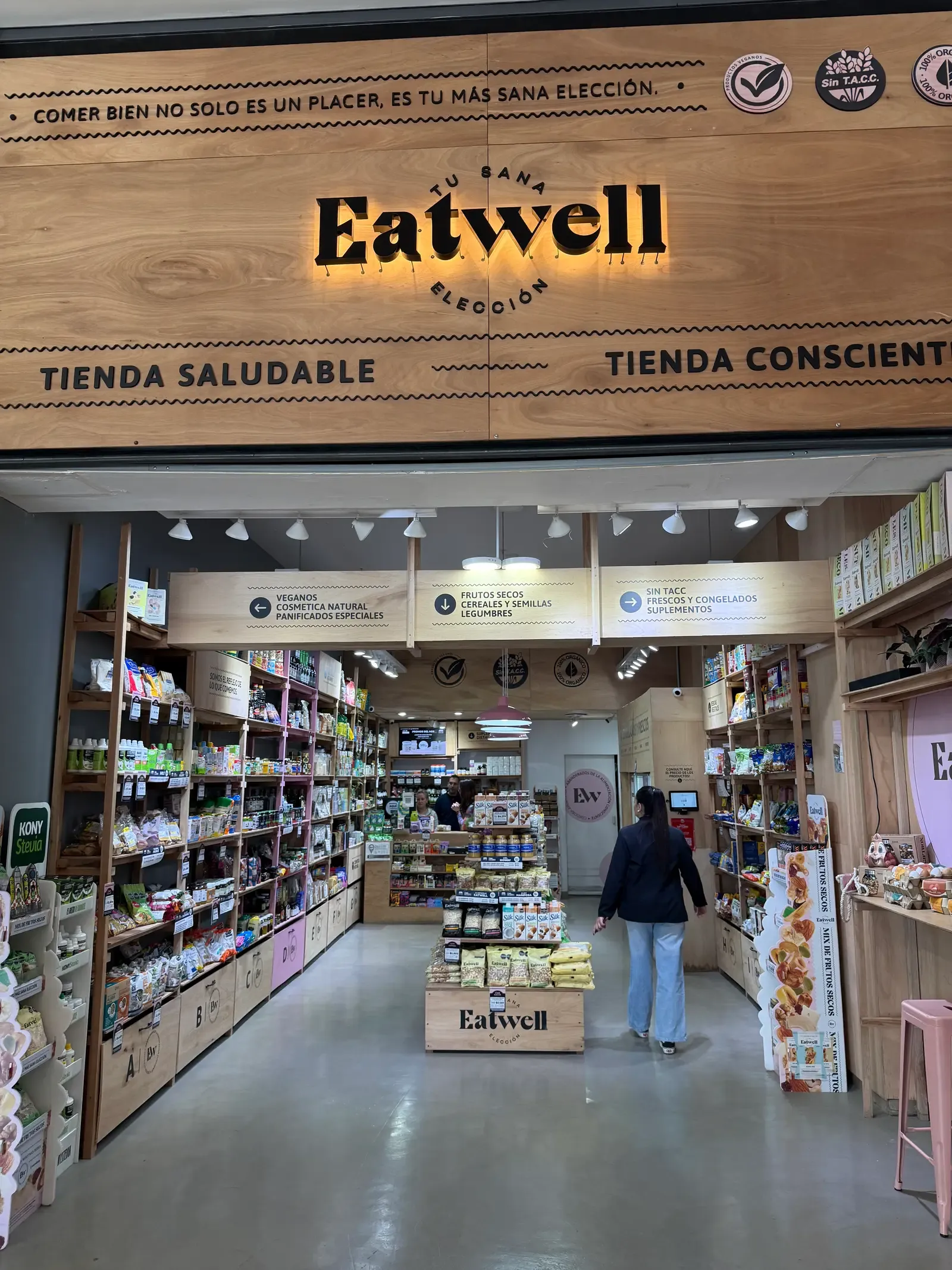 Interior de una Tienda Eatwell con góndolas de productos